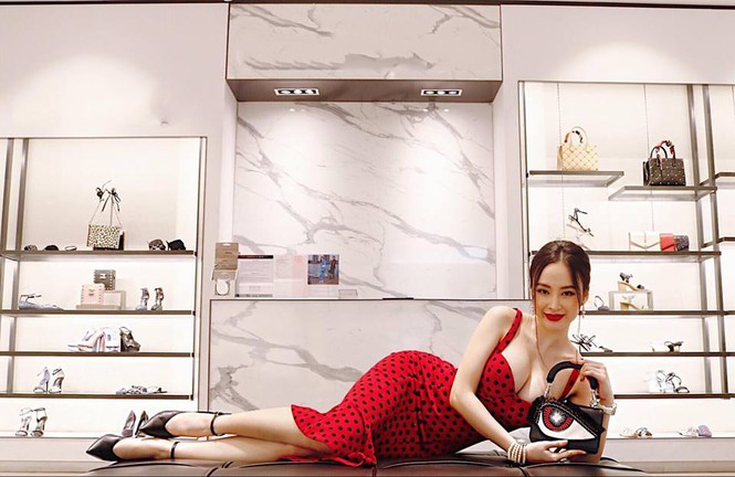Angela Phương Trinh khoe ngực đầy quyến rũ với váy 2 dây xẻ sâu - ảnh 1