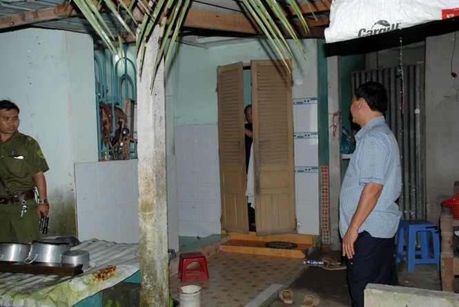 Dùng vòi rồng khống chế kẻ cầm hung khí cố thủ trong nhà dân - ảnh 3