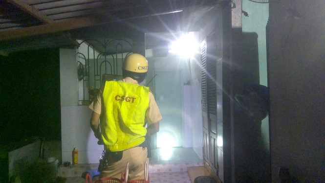Dùng vòi rồng khống chế kẻ cầm hung khí cố thủ trong nhà dân - ảnh 2