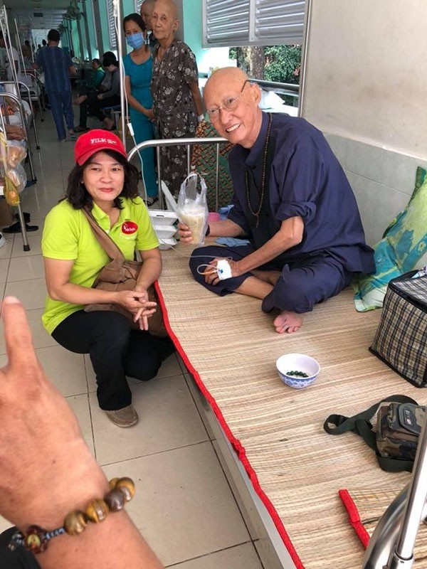 Hình ảnh mới nhất của nghệ sĩ Lê Bình khi vào viện tiếp tục trị bệnh - ảnh 1