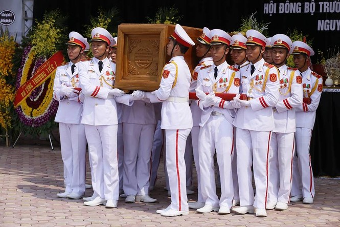 Những hình ảnh xúc động tại lễ an táng nguyên Tổng bí thư Đỗ Mười - ảnh 2