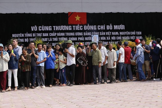 Những hình ảnh xúc động tại lễ an táng nguyên Tổng bí thư Đỗ Mười - ảnh 6