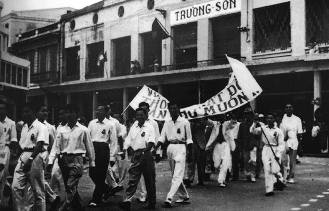 Sinh viên Hà Nội tuần hành từ phố Tràng Tiền rẽ vào phố Đinh Tiên Hoàng.