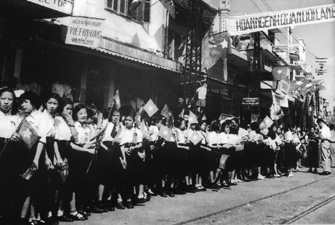Học sinh tập hợp trên phố Hàng Đào ngày 10/10/1954.