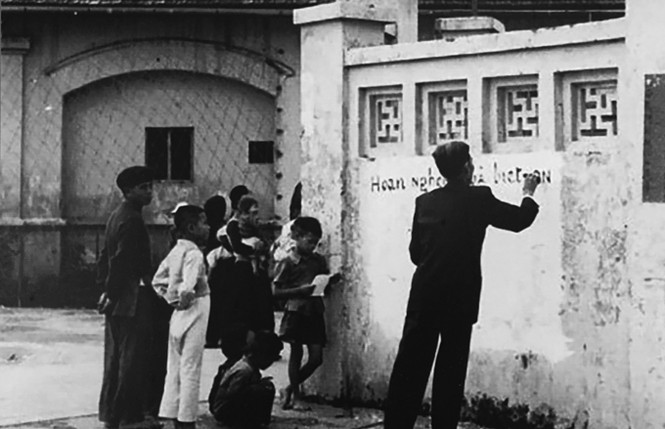 Người dân kẻ khẩu hiệu chào mừng lên tường trường Trần Nhật Duật, tháng 10/1954.