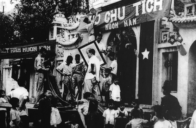 Nhân dân Hà Nội trang trí đường phố, chuẩn bị cho ngày tiếp quản Thủ đô khi lính Pháp rút về nước.