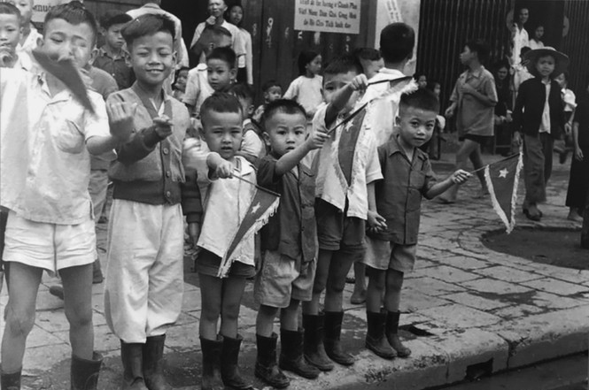 Thiếu nhi Hà Nội chào các chú bộ đội.