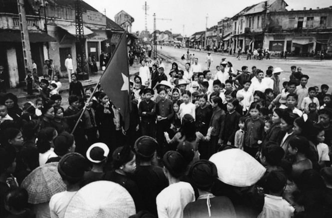 Hàng trăm người dân tập trung ở Ngã Tư Sở hát vang bài ca cách mạng.