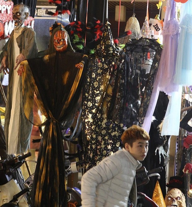 Các loại trang phục quen thuộc cho lễ Halloween đi kèm mặt nạ đầu lâu.