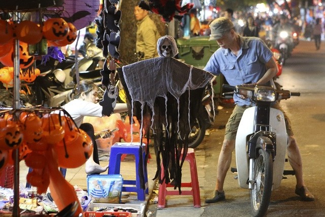 Những bóng ma trên đường phố. Những thứ không thể thiếu trong lễ hội Halloween đó là: bí ngô, phù thủy, ma cà rồng, zombie.