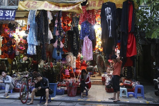 Còn hơn mười ngày nữa mới đến lễ hội chính thức Halloween, nhưng trên nhiều đường phố cổ Hà Nội đã bày bán rất nhiều mặt hàng, phụ kiện phục vụ lễ hội này.