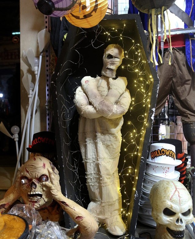 Halloween có nguồn gốc từ phương Tây rồi du nhập về Việt Nam. Một vài năm trước, lễ hội này còn khá xa lạ thì nay đã là một dịp được quan tâm của giới trẻ. Trong ảnh là một hình xác ướp nằm trong quan tài trông rất thật, được bày bán trên phố Hàng Mã.