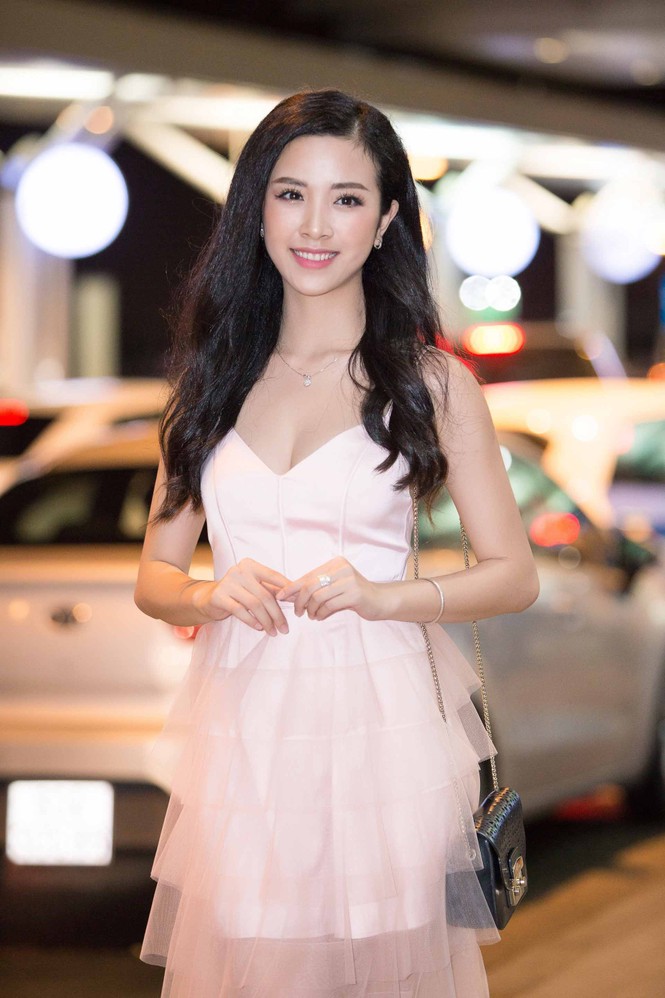 Hoa hậu Tiểu Vy ra sân bay tiễn Thùy Tiên đi thi Miss International - ảnh 11