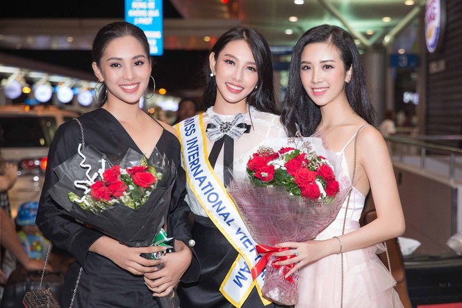 Cùng trưởng thành từ “cái nôi” Hoa hậu Việt Nam 2018, nên Tiểu Vy, Thúy An và Thùy Tiên càng trở nên thân thiết khi đều là những gương mặt đứng “top” của cuộc thi.