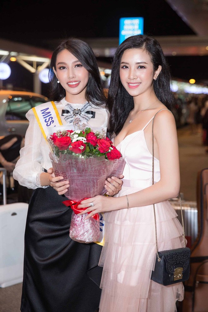 Thùy Tiên cười tươi rạng rỡ, không khỏi bất ngờ khi thấy sự xuất hiện của Tiểu Vy và Thùy An.