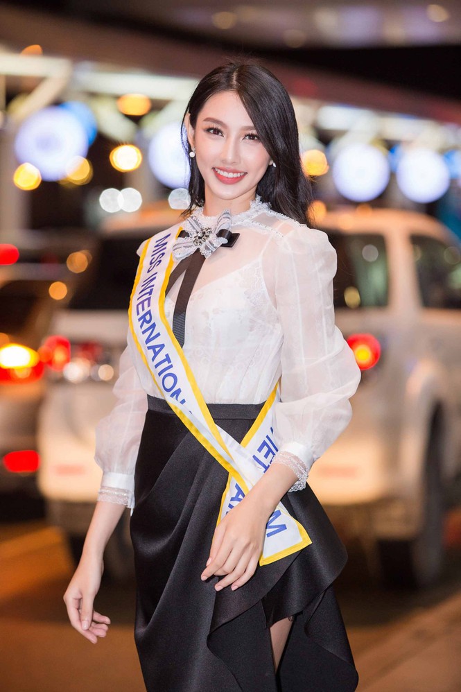 Diện trang phục mang phong cách “tiểu thư” của NTK Đỗ Long, Thuỳ Tiên khéo léo khoe vẻ đẹp ngọt ngào nhưng không kém phần chín chắn, tự tin của một cô gái bản lĩnh.