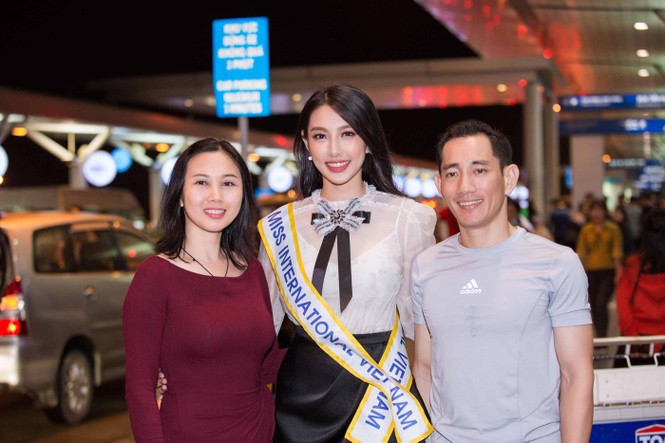 Bố mẹ và người thân của Thuỳ Tiên cũng có mặt để cổ vũ tinh thần cho cô.