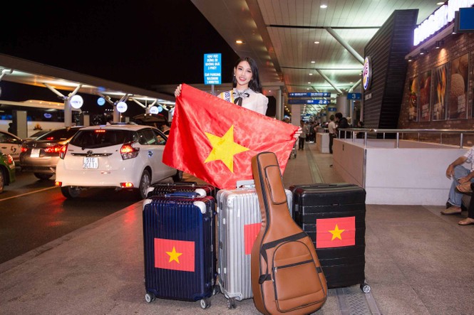 Để phục vụ cho cuộc thi, Thùy Tiên mang theo 6 vali hành lý, tương đương 110 kg và không quên chiếc guitar của mình.