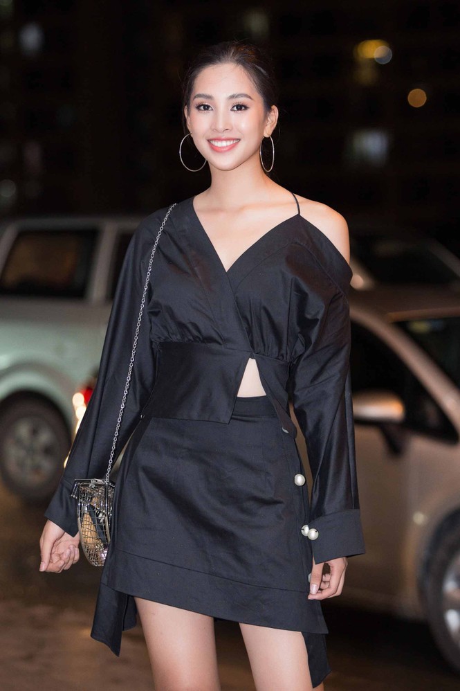 Hoa hậu Tiểu Vy ra sân bay tiễn Thùy Tiên đi thi Miss International - ảnh 10