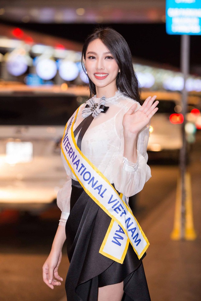 Tối ngày 19/10, Nguyễn Thúc Thùy Tiên đã ra sân bay Tân Sơn Nhất để đón chuyến bay sang Tokyo để tham dự cuộc thi Miss International.