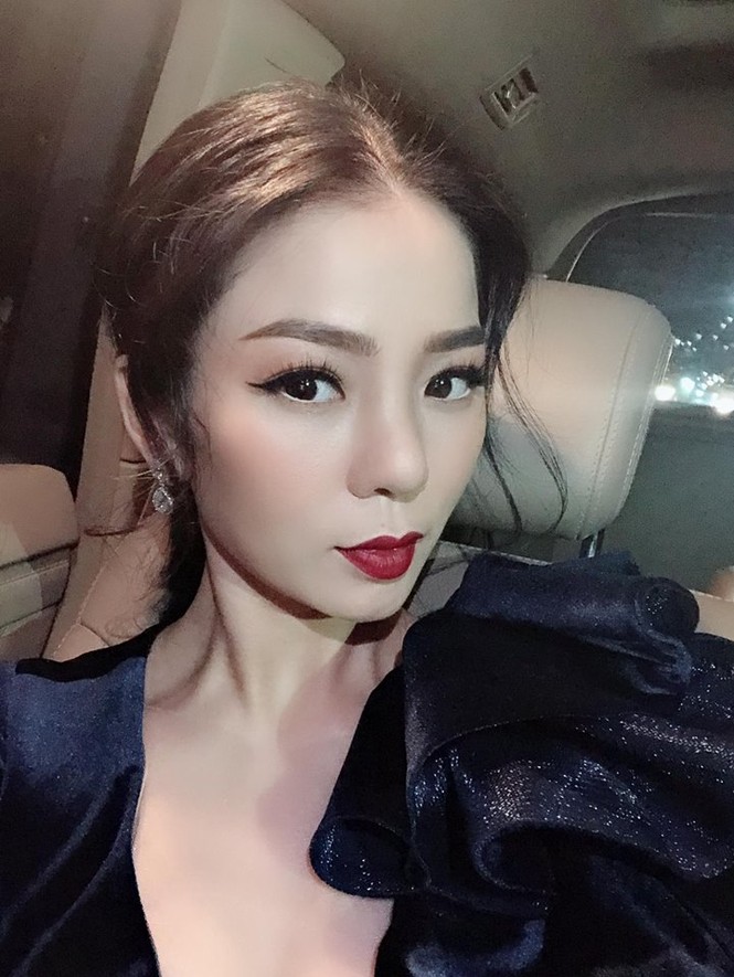Vừa đây, nữ ca sĩ chia sẻ trên trang cá nhân hình ảnh mới nhất của mình và cho biết mặt cô đã bớt xưng và sẽ đi diễn trở lại, nhưng vì sống mũi không sụn nên việc make up khá khó khăn. Ngay sau đó, bạn bè và người hâm mộ bình luận dưới bức ảnh rằng