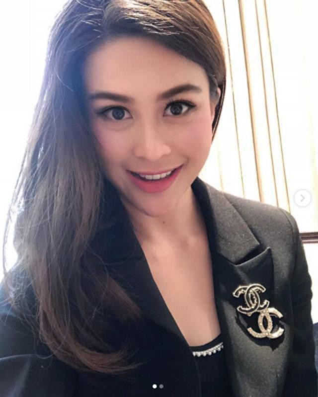 Theo đó, Nursara Suknamai sinh năm 1985, từng tốt nghiệp cử nhân chuyên ngành Quan hệ ngoại giao Khoa Truyền thông và sau đó trở thành Thạc sĩ chuyên ngành Khách sạn của trường Đại học Bangkok, Thái Lan.