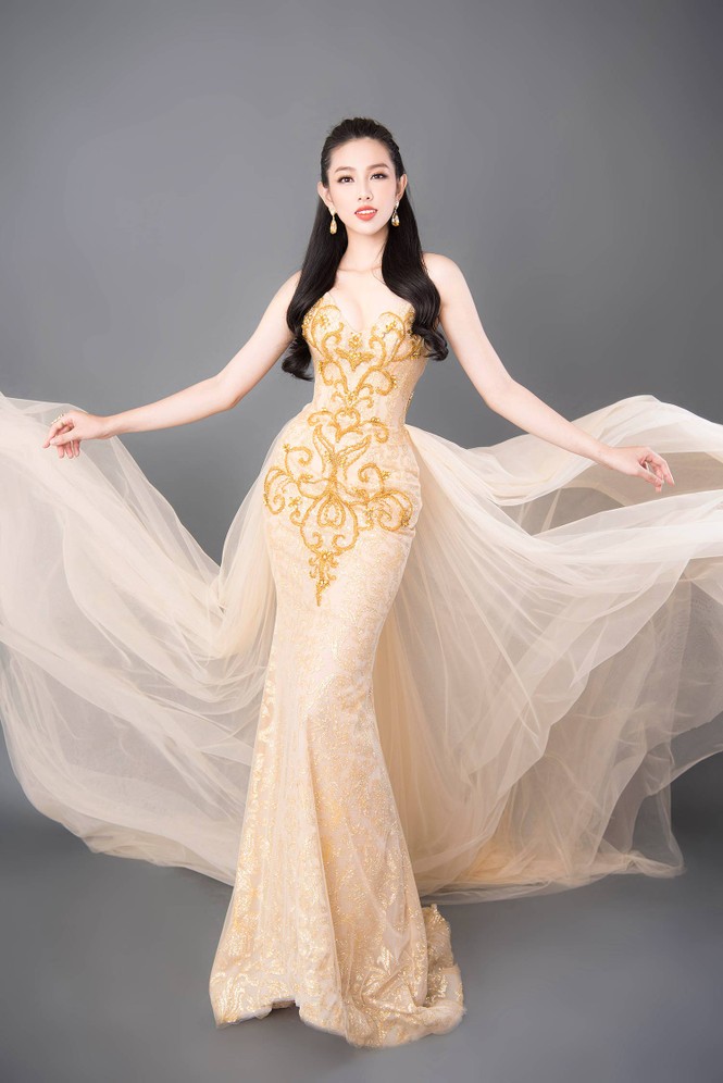 Vừa đây, Thùy Tiên khiến nhiều người không khỏi xuýt xoa khi khoe sắc vóc ngọt ngào, chuẩn từng đường cong trong hai bộ đầm dạ hội của NTK Nguyễn Minh Tuấn. Theo thông tin từ ekip thì bộ ảnh trên được thực hiện trước khi Thùy Tiên tham gia Miss International.