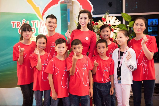 Đỗ Mỹ Linh đẹp rạng ngời xuất hiện trong Gala 10 năm 'Trái tim cho em' - ảnh 4