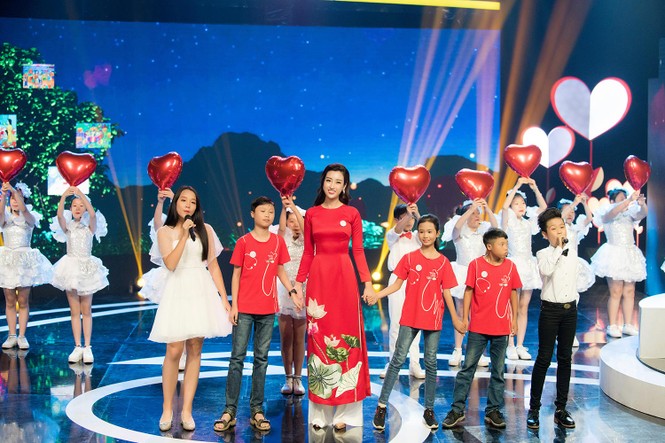 Đỗ Mỹ Linh đẹp rạng ngời xuất hiện trong Gala 10 năm 'Trái tim cho em' - ảnh 6