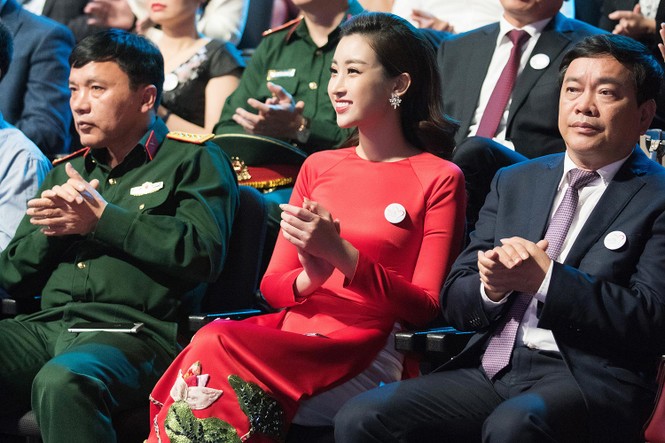 Đỗ Mỹ Linh đẹp rạng ngời xuất hiện trong Gala 10 năm 'Trái tim cho em' - ảnh 8