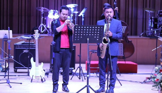 Bất ngờ với màn chơi đàn của con trai diễn viên Quốc Tuấn - ảnh 4