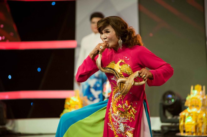 Lí do đặc biệt khiến MC Thanh Bạch nhường tiền cho nghệ nhân nuốt rắn - ảnh 2