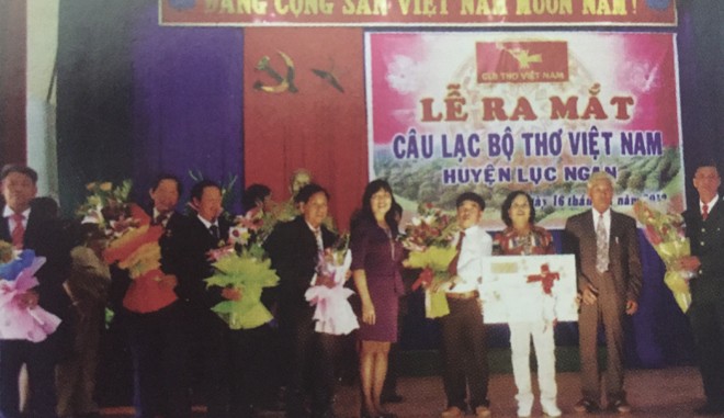 Câu lạc bộ thơ: Vàng, thau lẫn lộn - ảnh 1