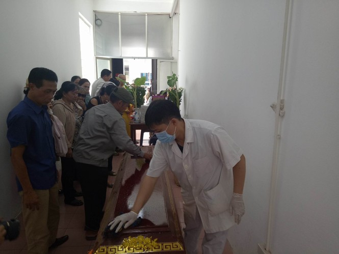 Ứa lệ tiễn đưa 'thiên thần' hiến giác mạc Vân Nhi - ảnh 4