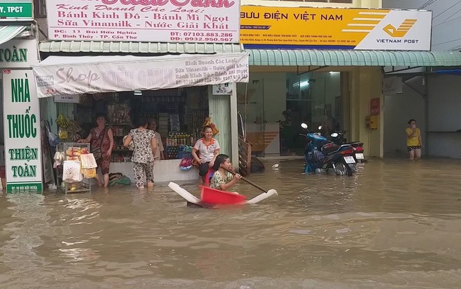 Nước bủa vây, phụ huynh bơi ghe trên phố đón con - ảnh 3