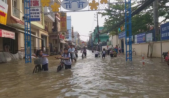Nước bủa vây, phụ huynh bơi ghe trên phố đón con - ảnh 4
