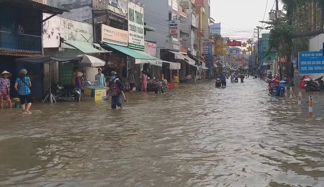 Nước bủa vây, phụ huynh bơi ghe trên phố đón con - ảnh 5