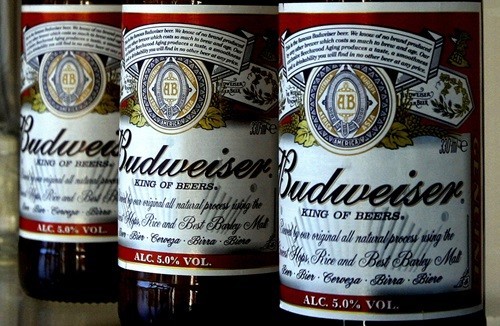 2. Budweiser Năm thành lập: 1852 Lĩnh vực: đồ uống Công ty mẹ hiện tại: Anheuser-Busch Inbev Trụ sở hiện tại: Bỉ Budweiser là biểu tượng trong ngành bia nhẹ tại Mỹ, được thành lập vào năm 1876 bởi Adolphus Busch. Đây là công ty đồ uống đầu tiên của Mỹ áp dụng phương pháp tiệt trùng Pasteur, giúp sản phẩm có thể bảo quản được trong khoảng thời gian dài để vận chuyển xa. Trong nhiều năm, Budweiser trở thành nhãn hiệu bia bán chạy nhất nước Mỹ, luôn đi kèm với slogan “Vua ngành bia”. Năm 2008, gia đình Busch lo ngại lượng công việc tại Mỹ sẽ ít đi, vì thế công ty có trụ sở tại Bỉ là InBev đã mua lại Anheuser-Busch Companies với trị giá gần 52 tỉ USD. Dù vậy, Budweiser vẫn là nhãn hiệu bia bán chạy nhất nước Mỹ, với doanh thu từ sản phẩm Bud Light gần 6 tỷ USD (2012), bỏ xa những nhãn hiệu khác. Với lợi thế từ nghệ thuật bia đầy danh tiếng của Budweiser, Anheuser-Busch InBev đang nỗ lực để tung ra một loạt những sản phẩm Budweiser nhiều chất cồn hơn, mẫu mã đóng gói đa dạng hơn như là Bud Light Plantinum và Black Crown