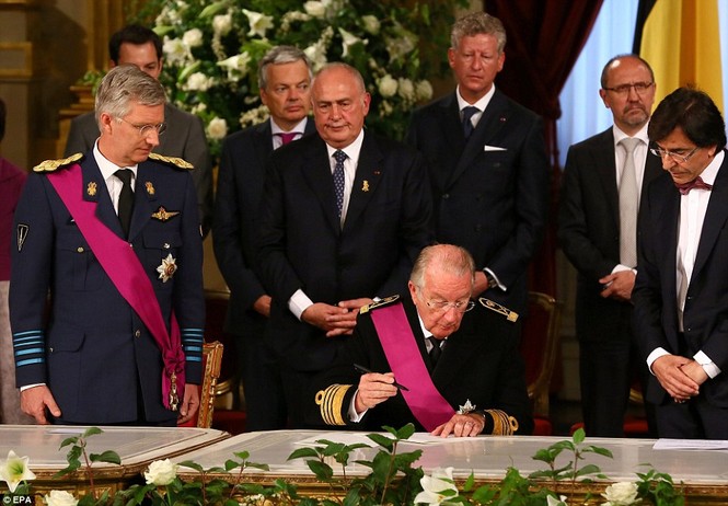 Cựu vương Albert II ký vào văn bản thoái vị để nhường ngôi cho con trai, thái tử Philippe