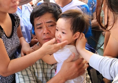 Bé gái Ma Hoa Thủy Tiên, 25 tháng tuổi, khóc đòi mẹ bên cạnh người cha. Cả mẹ và anh trai của Thủy Tiên đều thiệt mạng trong vụ tai nạn thảm khốc ở khu vực đèo Hòn Gai (Khánh Hòa). Ngày 7/8, chiếc xe khách chở 29 giáo viên trường Tiểu học Hòa Phước 2 (Đà Nẵng) bị mất lái, đâm vào vách núi khiến 6 người tử nạn, hơn 20 người bị thương. Ảnh: Nguyễn Đông