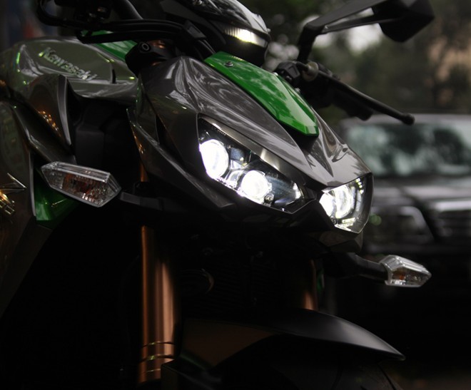 Cụm đèn pha của Z1000 2014 được thiết kế lại hoàn toàn mới mẻ và dữ dằn hơn
Bài viết: http://news.zing.vn/Anh-Kawasaki-Z1000-2014-dau-tien-o-Sai-Gon-post381721.html#category
Nguồn Zing News
