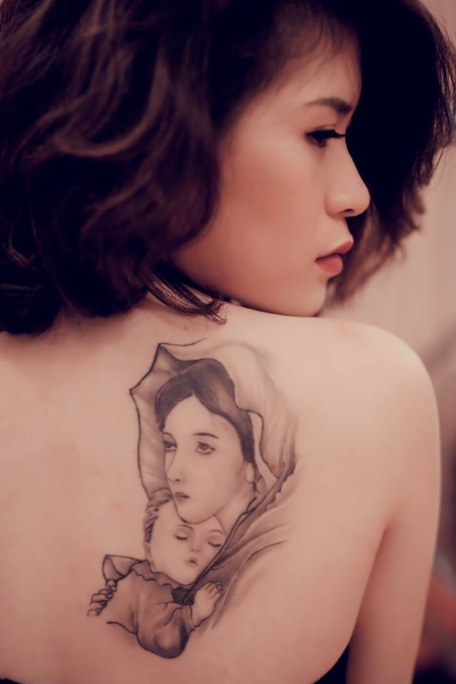 Trần Lệ Quyên (Quyên Hán) là một nữ thợ xăm có tiếng tại Thái Nguyên. Cách đây 3 năm, khi nhận được tin dữ mẹ bị ung thư, cô đã quyết định xăm hình Đức mẹ đồng trinh Maria bồng con sau lưng đầy ý nghĩa. Cô kể lại: “Tôi không theo đạo Thiên chúa giáo nhưng đã bị mê hoặc bởi ảnh mắt của người mẹ. Tôi xăm bức hình đó lên người cũng là để đánh dấu thời điểm tưởng chừng như mất đi người mẹ của mình. Đó là một bức hình rất ý nghĩa với cá nhân tôi. Tôi là chỗ dựa duy nhất trong gia đình, thời điểm đó nếu không có xăm chắc tôi không thể đứng vững được đến ngày hôm nay sau nhưng biến cố lớn của gia đình”
