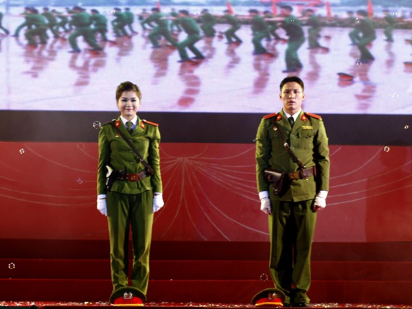 Các đội thi trong phần thi trang phục Công an nhân dân