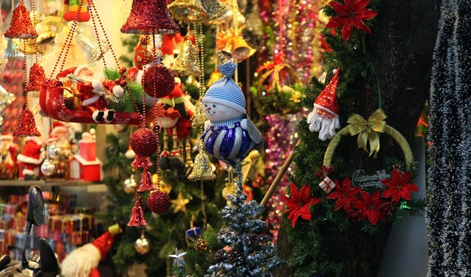 Không khí Noel an lành, ấm áp với những món quà treo ở các cửa hàng bán quà tặng