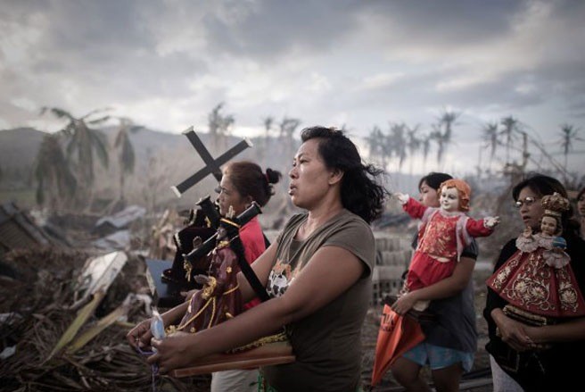 Siêu bão Haiyan. Đây là cơn bão gây chết người nhiều nhất tấn công vào Philippines hôm 8/11, với vận tốc gió lên hơn 270 km/giờ, mạnh hơn cả những trận cuồng phong trong bão Katrina. Mặc dù đã có sự chuẩn bị từ trước, song thiệt hại đối với Philippines vẫn rất nặng nề, với hơn 5.000 người thiệt mạng, 1.800 người mất tích và gần 2 triệu người mất nhà cửa - Ảnh: Getty