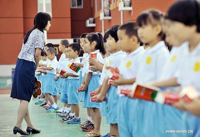 Từ điển là món quà đầu năm học mà học sinh trường tiểu học Qianbajia ở Bắc Kinh nhận được nhân dịp khai giảng ngày 1/9