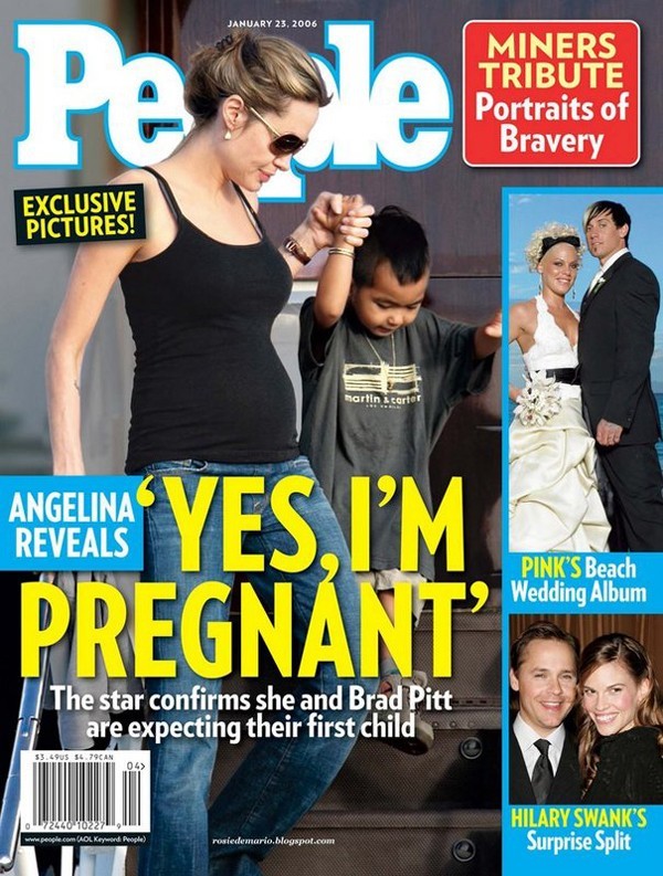 9. Angelina Jolie, People Magazine, Tháng 1 năm 2006 – 500.000 USD
Năm 2006, cả thế giới dõi theo đứa trẻ sắp ra đời của Brad Pitt và Angelina Jolie. Bộ đôi quyến rũ này đã gặp nhau khi quay bộ phim Ông bà Smith, để rồi dẫn tới vụ ly hôn của tài tử điển trai với cô vợ cũ Jennifer Aniston. Trước đó, Jolie đã có hai con nuôi, song bức ảnh này được chụp lúc cô đang mang bầu đứa con ruột đầu tiên