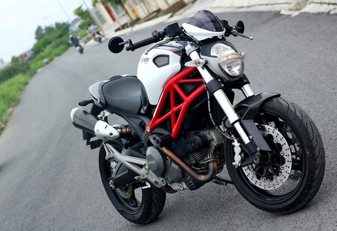Mẫu phân khối lớn Ducati Monster được độ lại nhẹ nhàng nhưng tỉ mỉ với bộ tem Monster Carbonado với những đường nét đơn giản, chủ yếu là những đường viền đỏ trên nền hoa văn carbon tạo sự nổi bật nhưng vẫn có nét mạnh mẽ