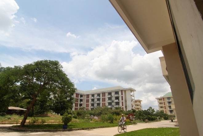 Khu B có 20 nhà, sức chứa 10.000 sinh viên. Dự kiến đến năm 2015, có thể cung cấp 60.000 chỗ ở, riêng trong năm học mới năm 2013, cả hai khu cung cấp hơn 16.000 chỗ ở cho sinh viên