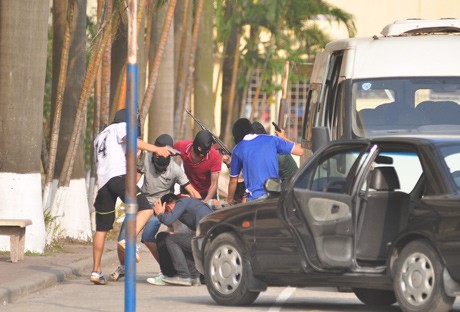 Màn diễn tập chống khủng bố với tình huống giả định khoảng chục người dân thường bị một toán khủng bố có vũ trang bắt cóc làm con tin